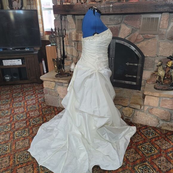 Gorgeous Private Collection Wedding Gown – Corset Back • Size 18–22 Adjustable - Picture 6 of 15